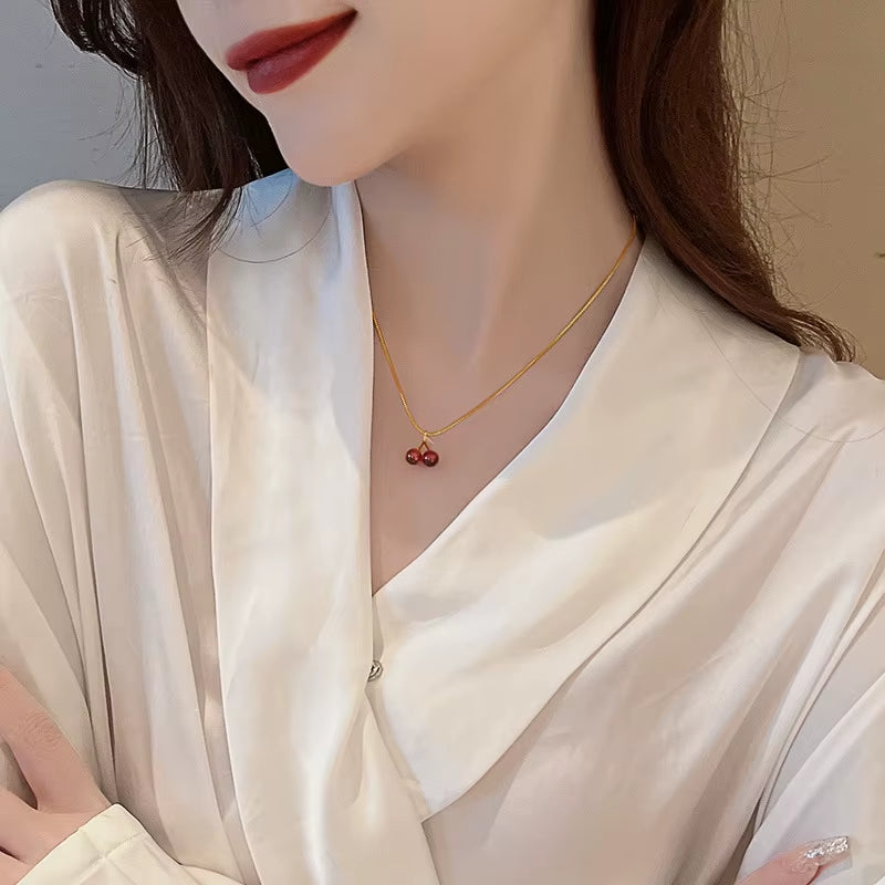 Collier à pendentif cerises rouge vin