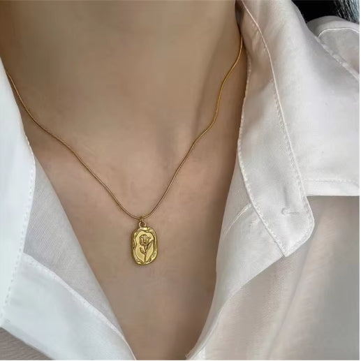 Collier avec pendentif rose en relief