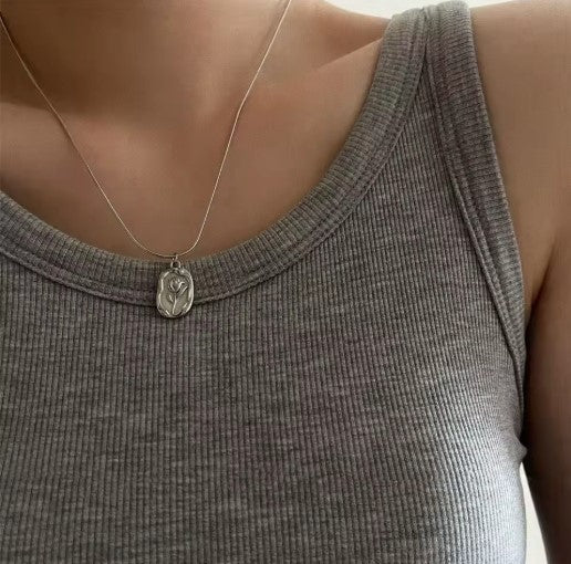 Collier avec pendentif rose en relief