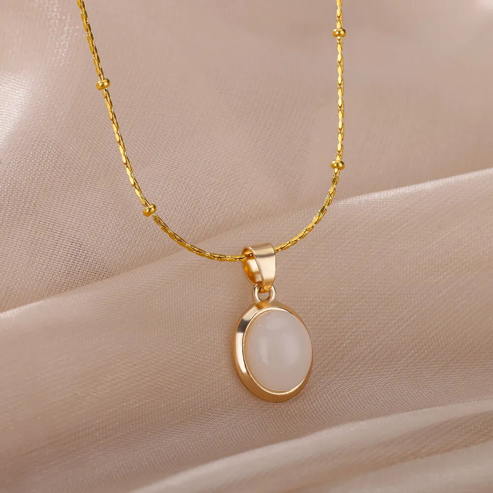 Collier ovale avec pendentif en pierre Opale