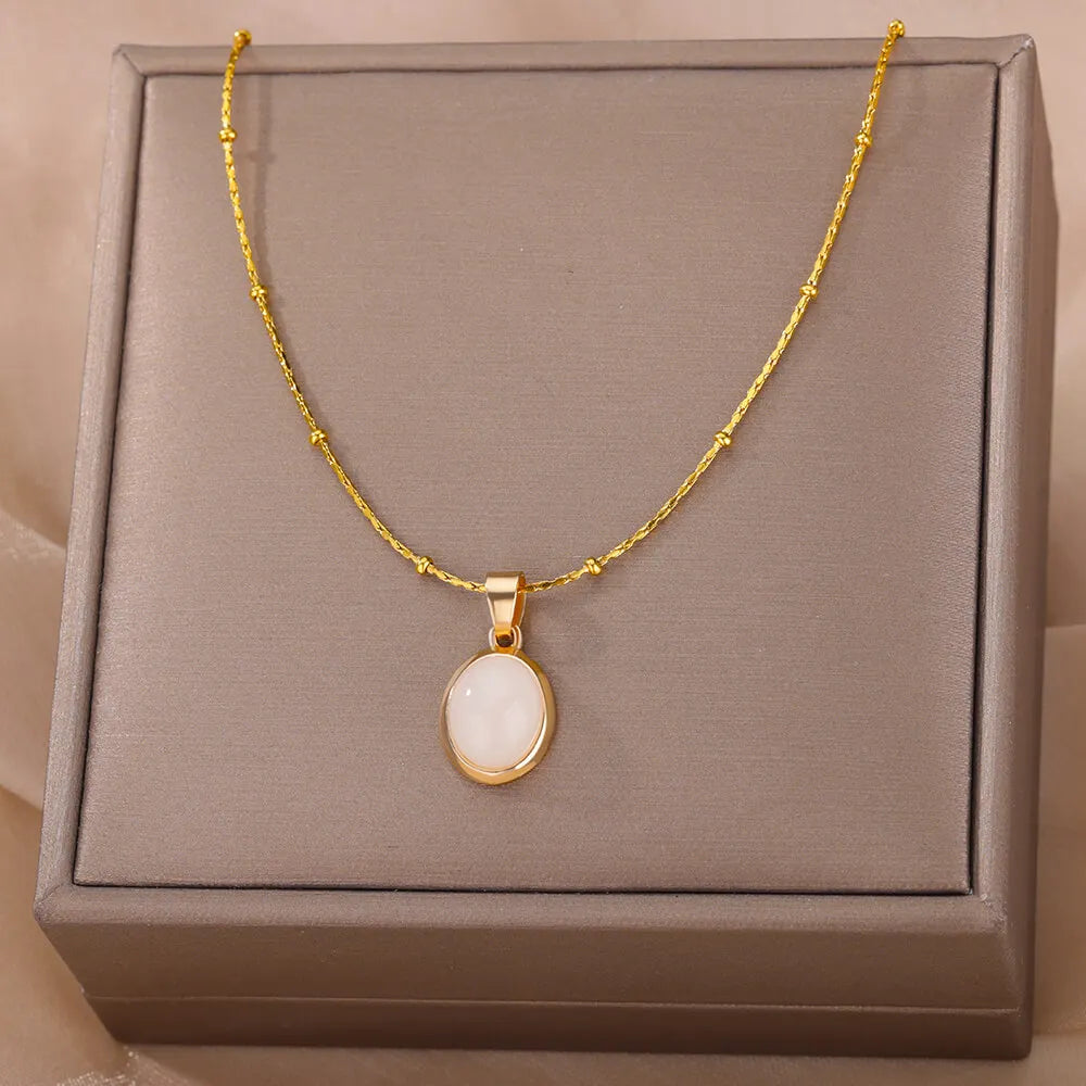 Collier ovale avec pendentif en pierre Opale
