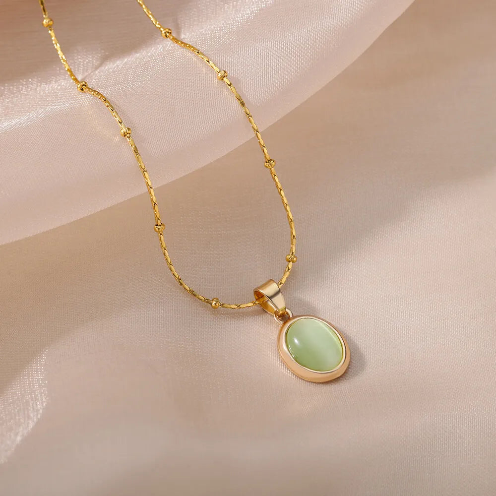 Collier ovale avec pendentif en pierre Opale
