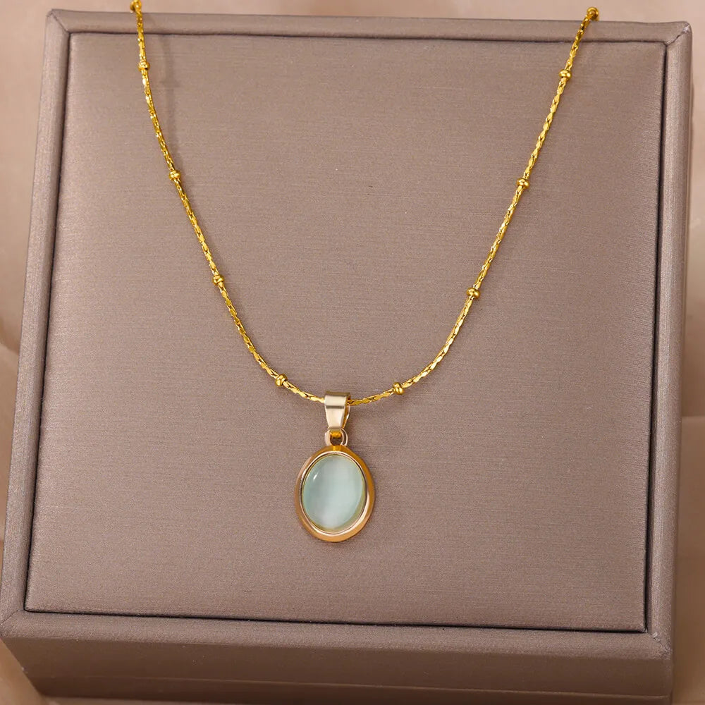 Collier ovale avec pendentif en pierre Opale