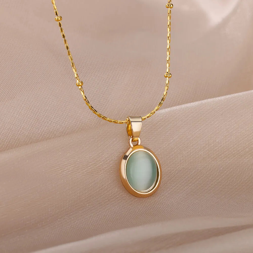 Collier ovale avec pendentif en pierre Opale