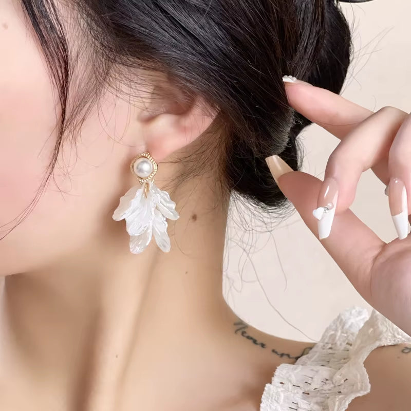 Boucles d'oreilles Pétales élégantes blanches