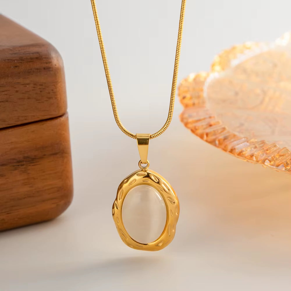 Collier avec pendentif Opale oeil de chat