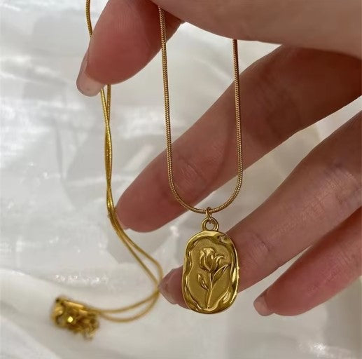 Collier avec pendentif rose en relief