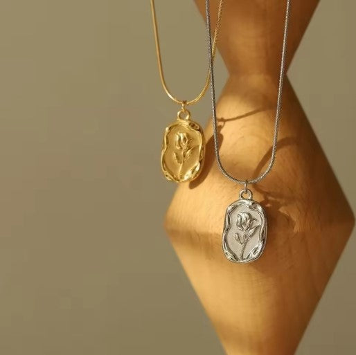 Collier avec pendentif rose en relief