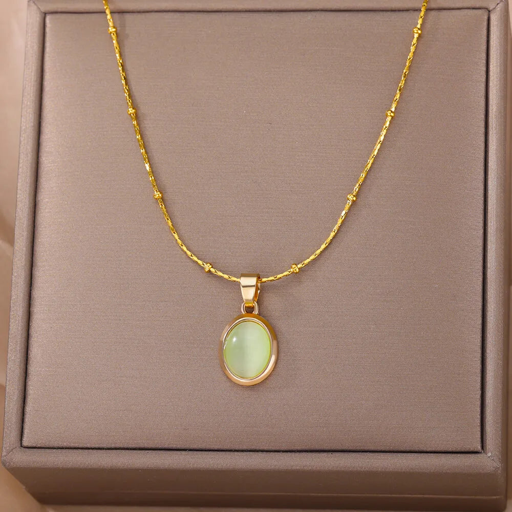 Collier ovale avec pendentif en pierre Opale