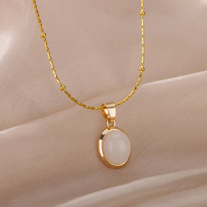 Collier ovale avec pendentif en pierre Opale
