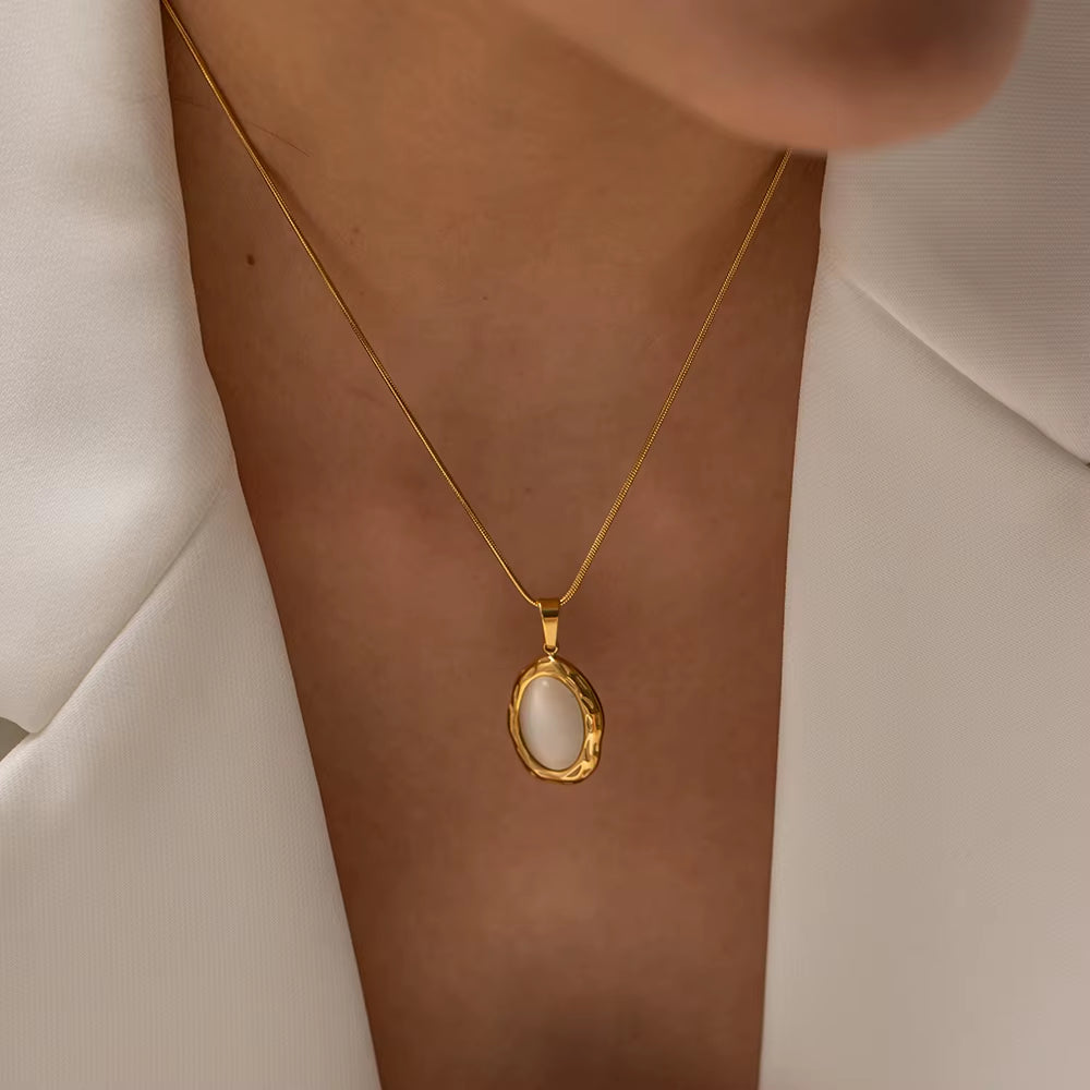 Collier avec pendentif Opale oeil de chat